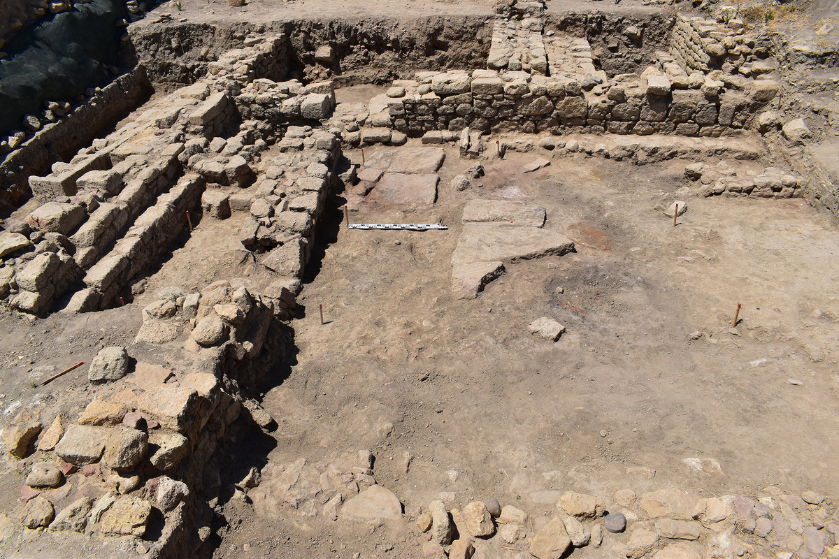 Раскоп в крепости Нарын-кала с кладками стен XVI–XVIII вв. © Институт археологии РАН