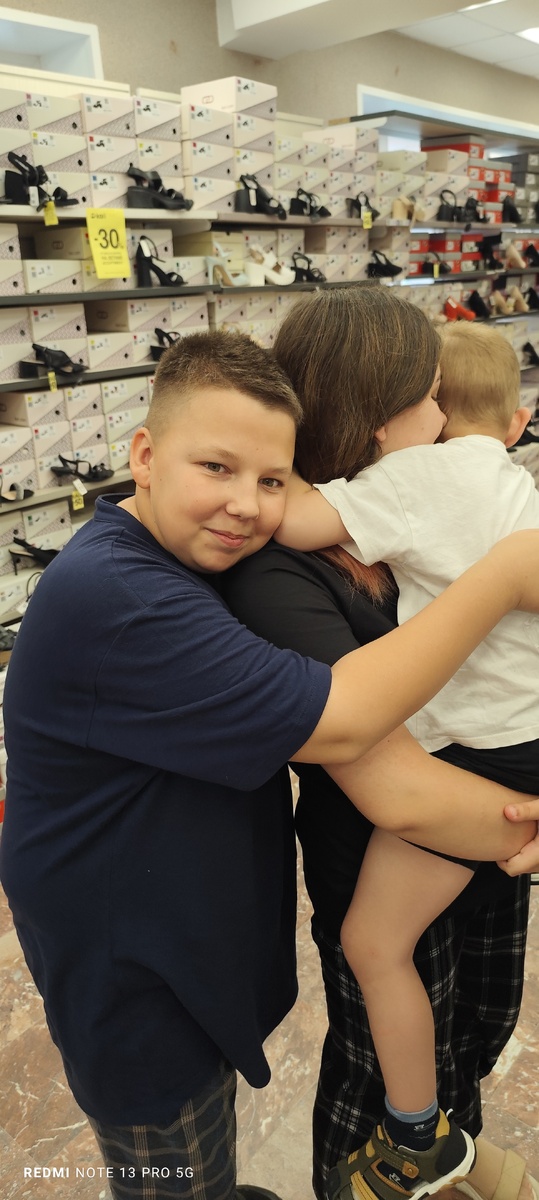 Пока оплачиваю покупки, дружно развлекают Саню