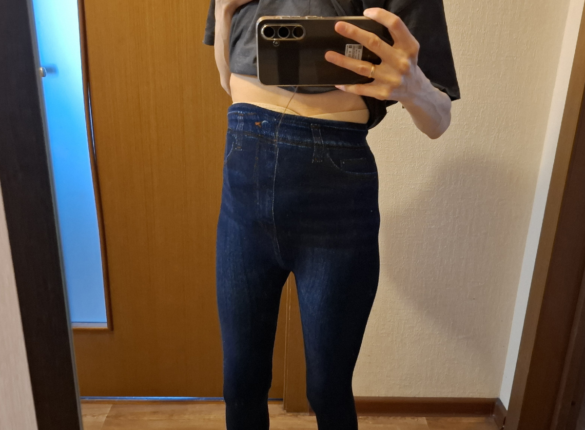 Живота почти незаметно за ним