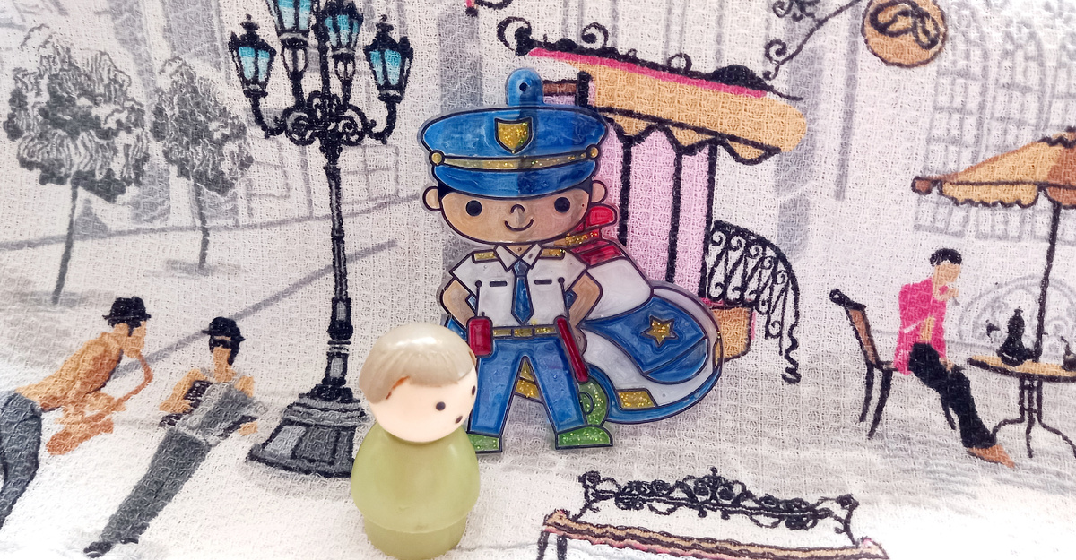 Автоинспектор переводит через дорогу маленького мальчика из Города Пробочек.