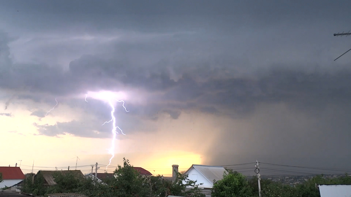 В тот день по области пронёсся ураган. Волгограду повезло, нас он обошёл стороной