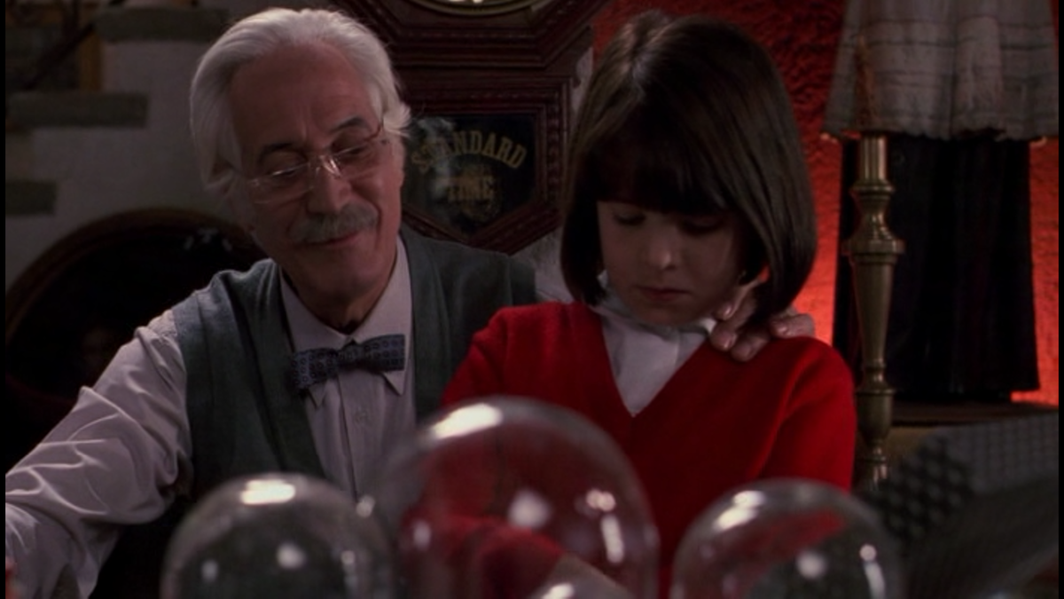 Хесус Грис (в исполнении Федерико Луппи) и его внучка Аврора (в исполнении Тамары Шанат) | скриншот из фильма