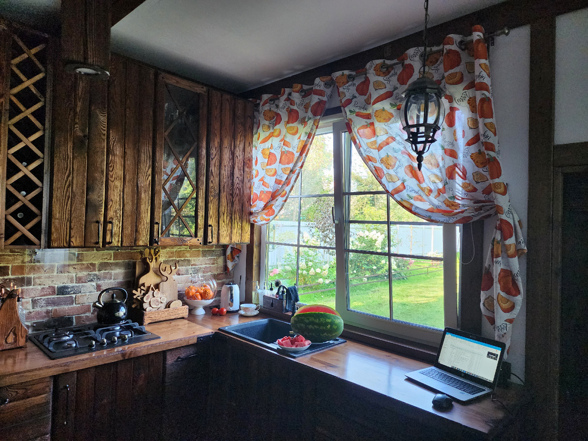 Кухня-гостиная: цвет настроенья – яркая осень!