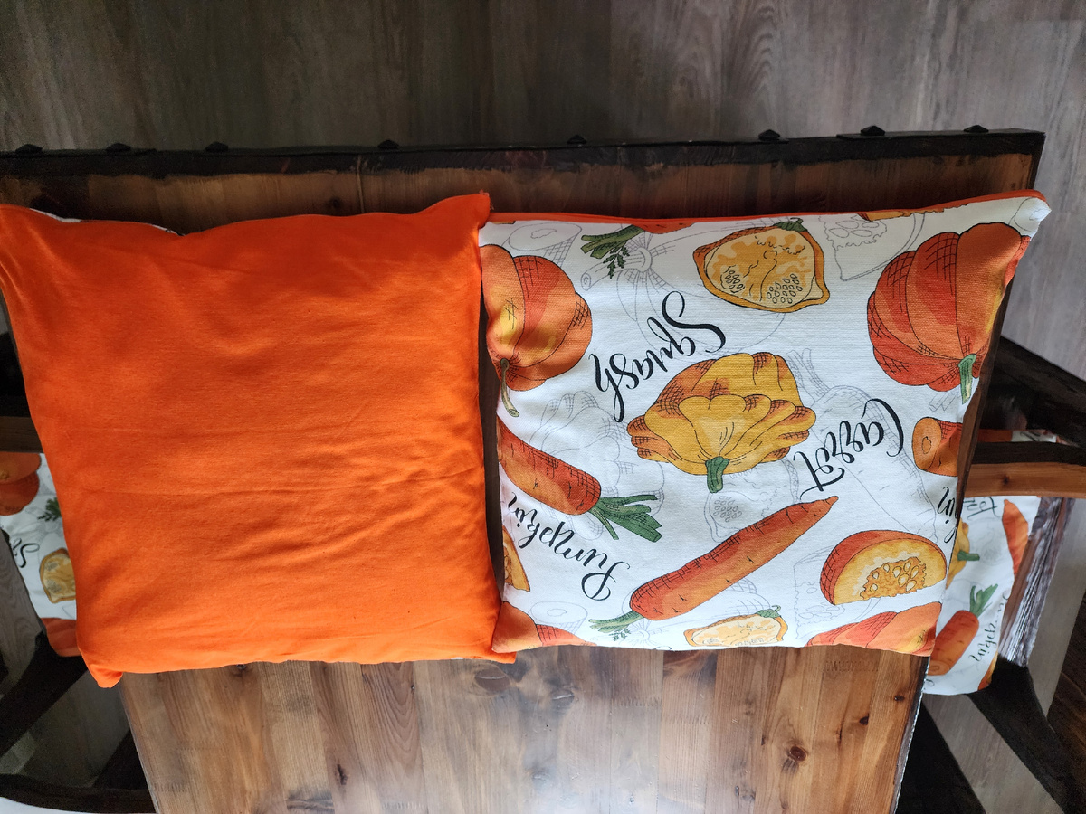 Одна строна подушек - рогожка с тыквами, вторая - оранжевая бязь