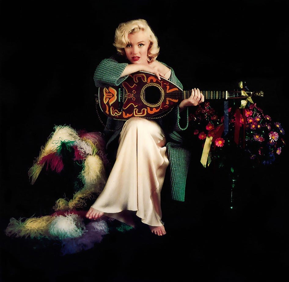 Мэрилин с лютней. Фотограф Милтон Грин, 1953 год. Хромогенный отпечаток с оригинального негатива, напечатано в 2013 году. "Julien's Auctions", 2013.