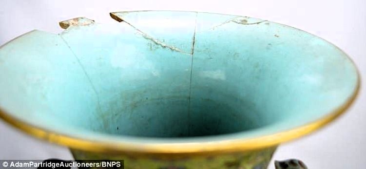 Поврежденная ваза династии Цин, проданная на аукционе в 2018 году