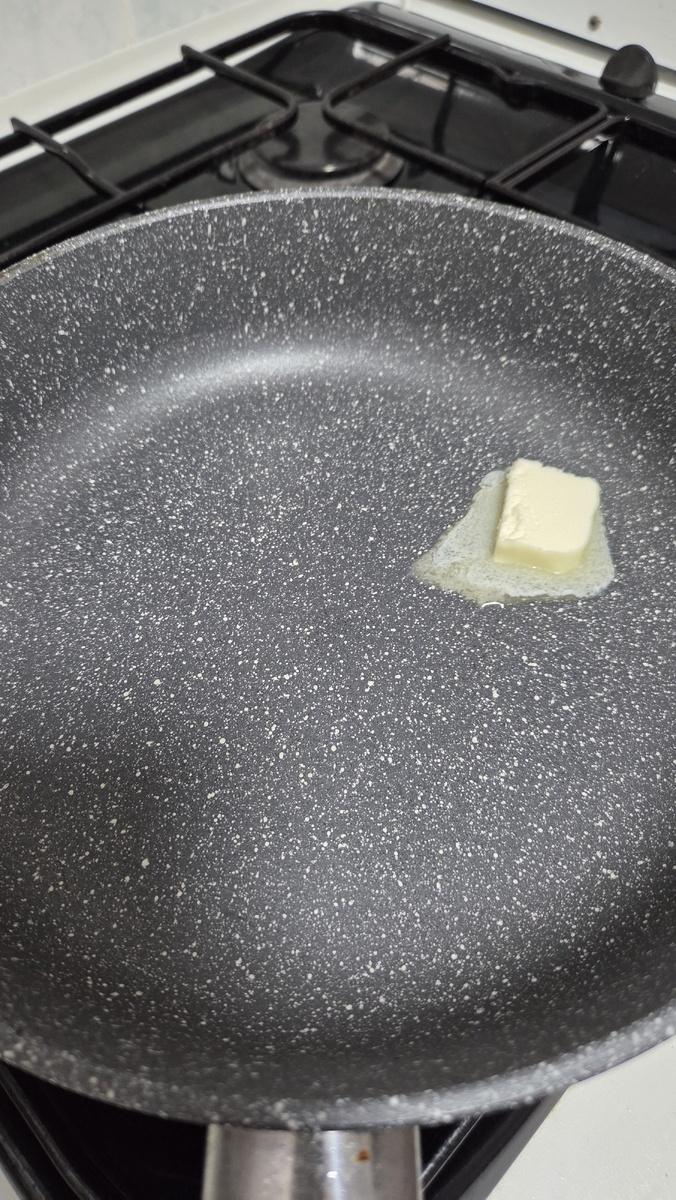 Растапливаем сливочное масло.