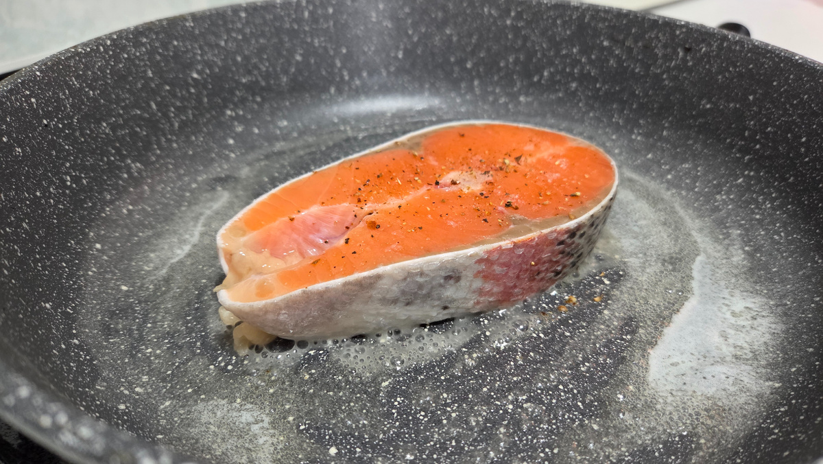 Жарим форель.