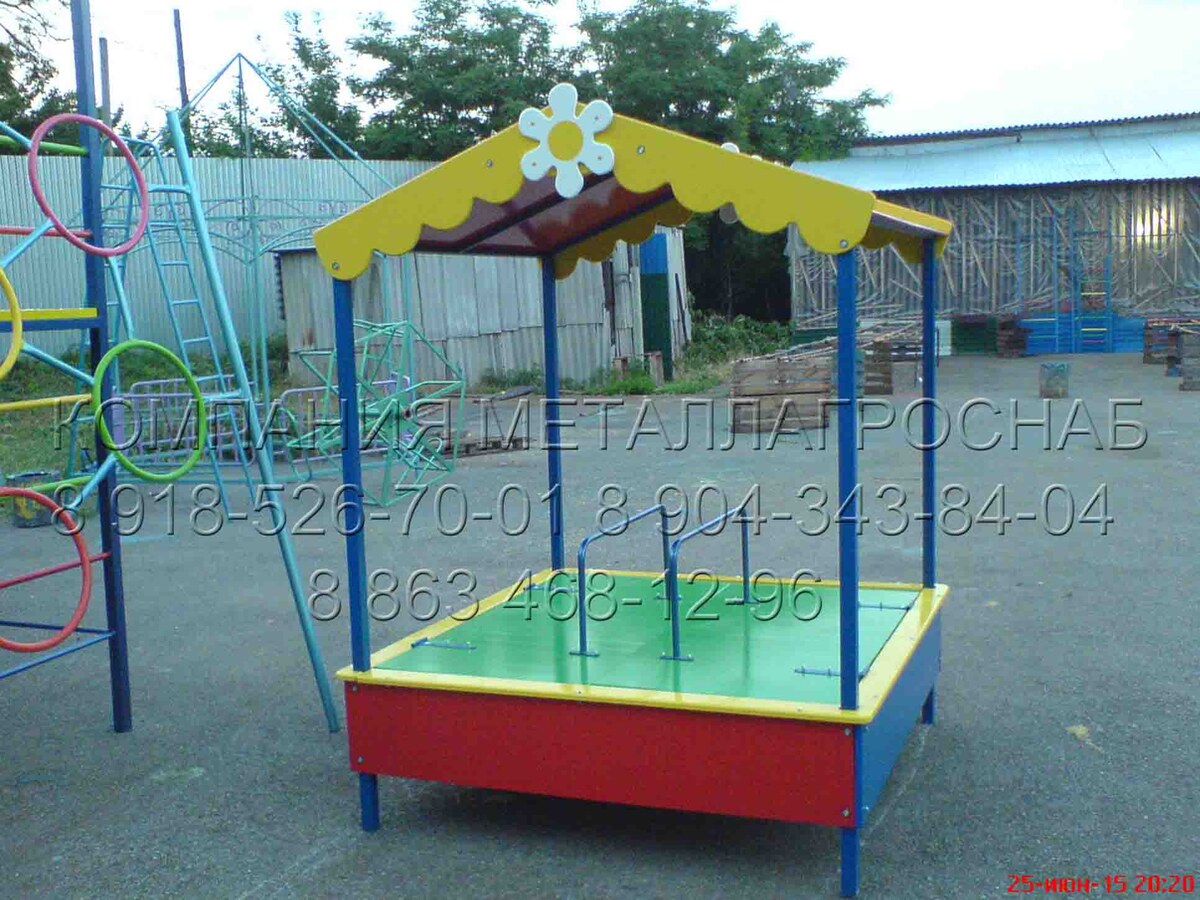 Детская песочница в виде домика с крышей и крышкой.