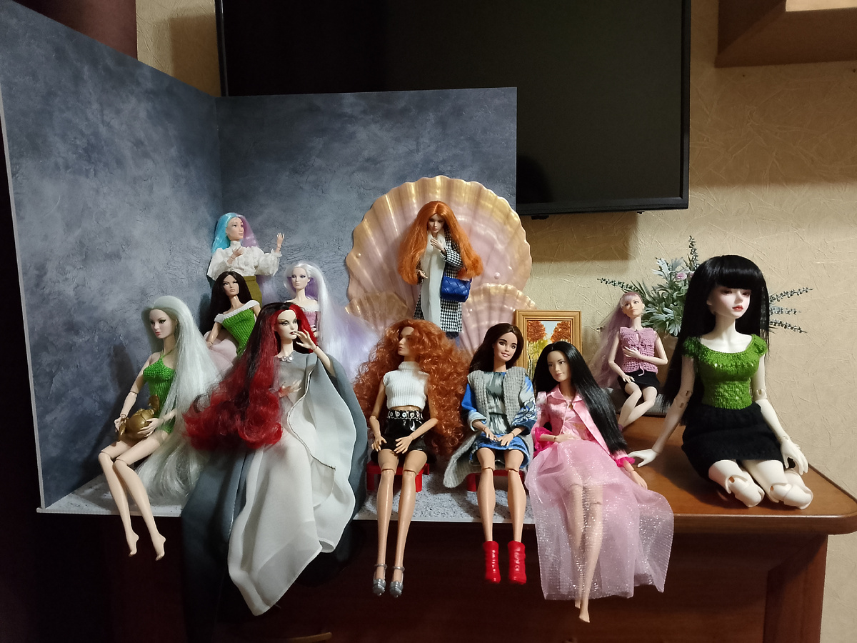 Общее фото группы на комоде. 