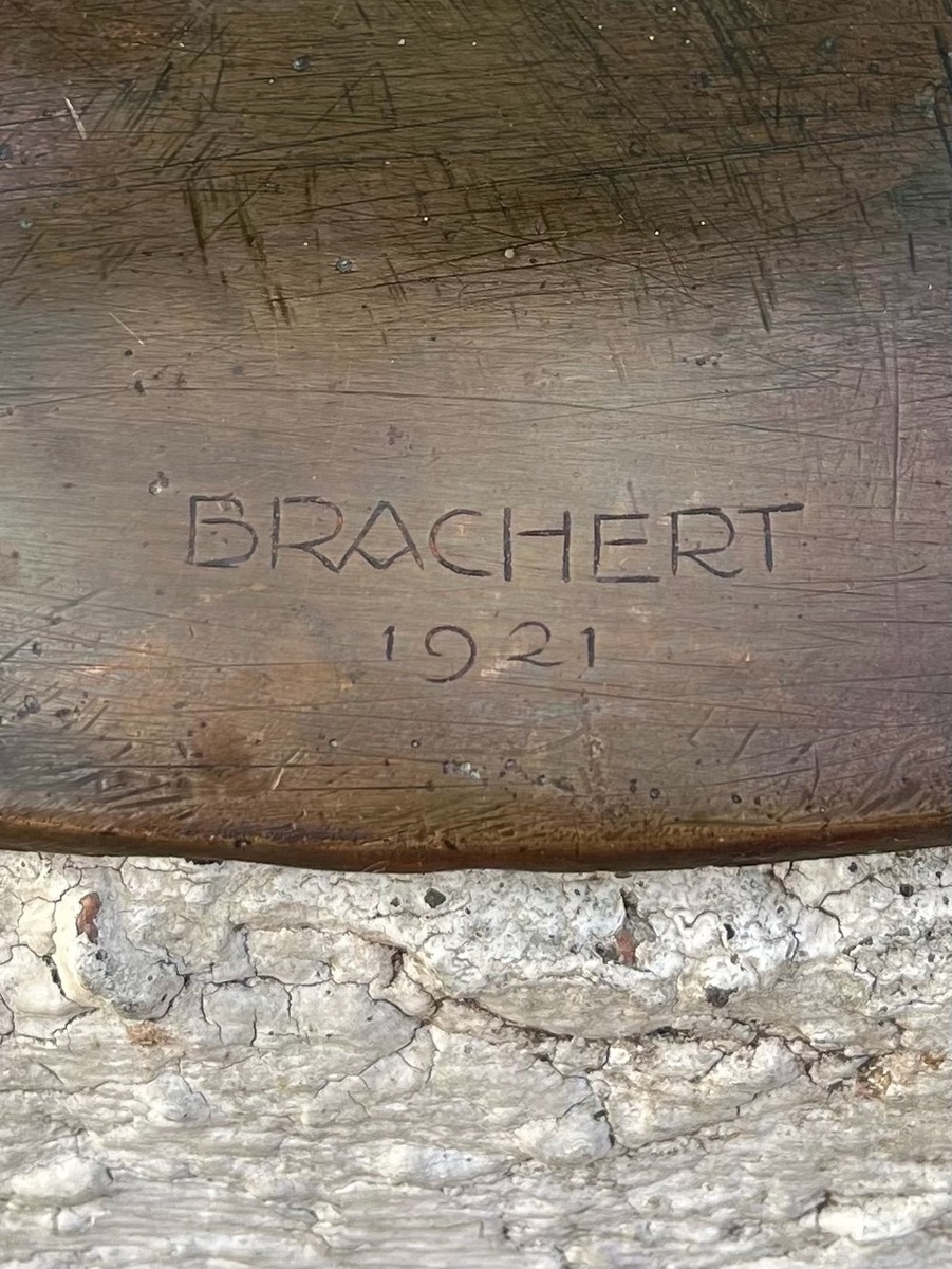    Подпись скульптора. Фото: Сергей Попов.