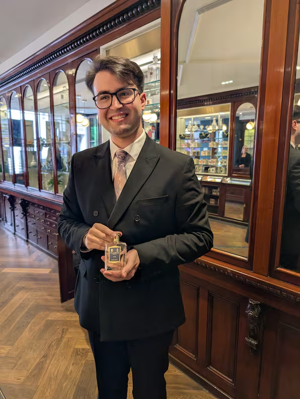 Знает истории знаменитостей и их парфюмов: Алекс Крусини, сотрудник «Floris London».
Источник: Сюзанна Эбнер.