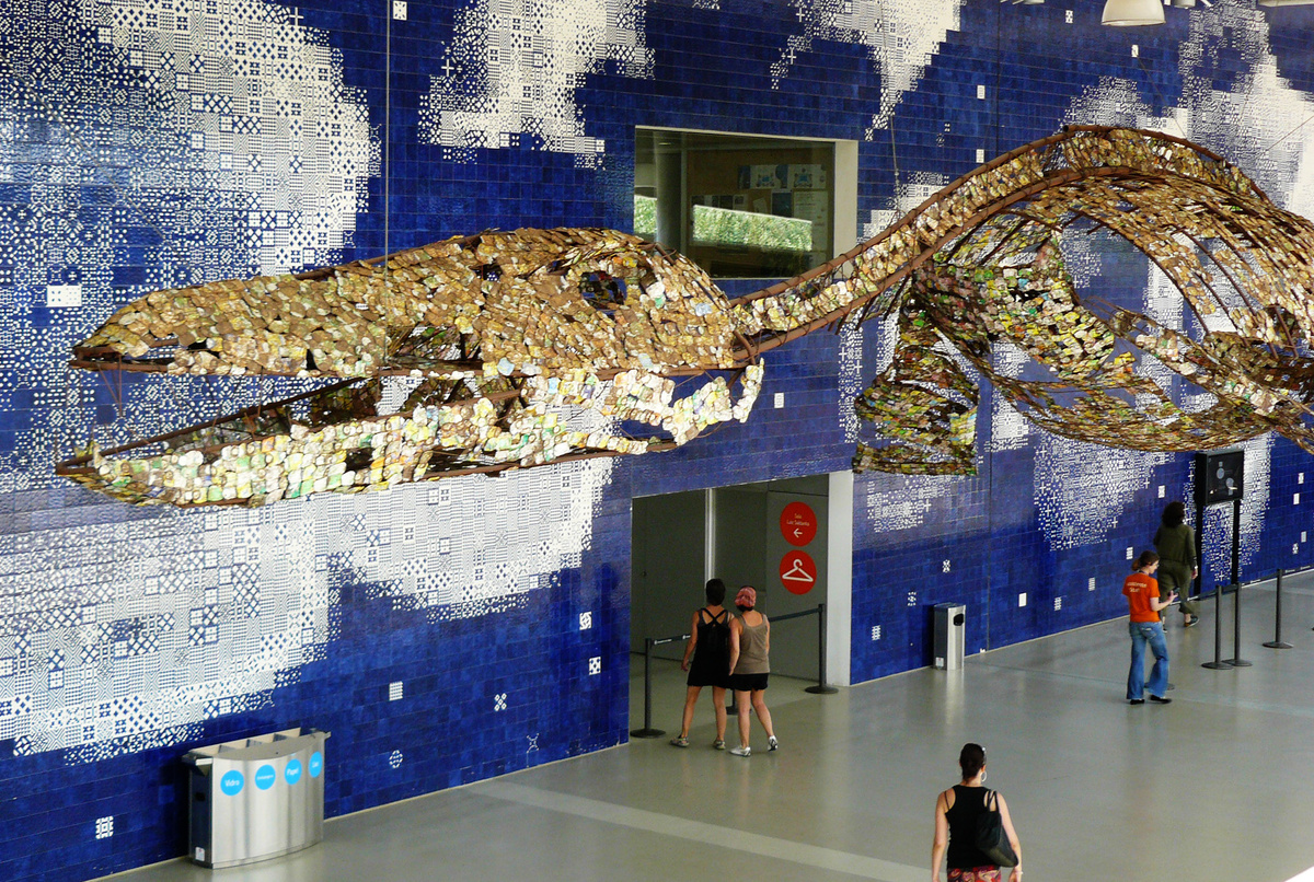 Лиссабонский океанариум многим удивил. Это, например, большая скульптура доисторической рыбы, созданная из тысяч консервных банок. Фото автора. Листайте карусель.