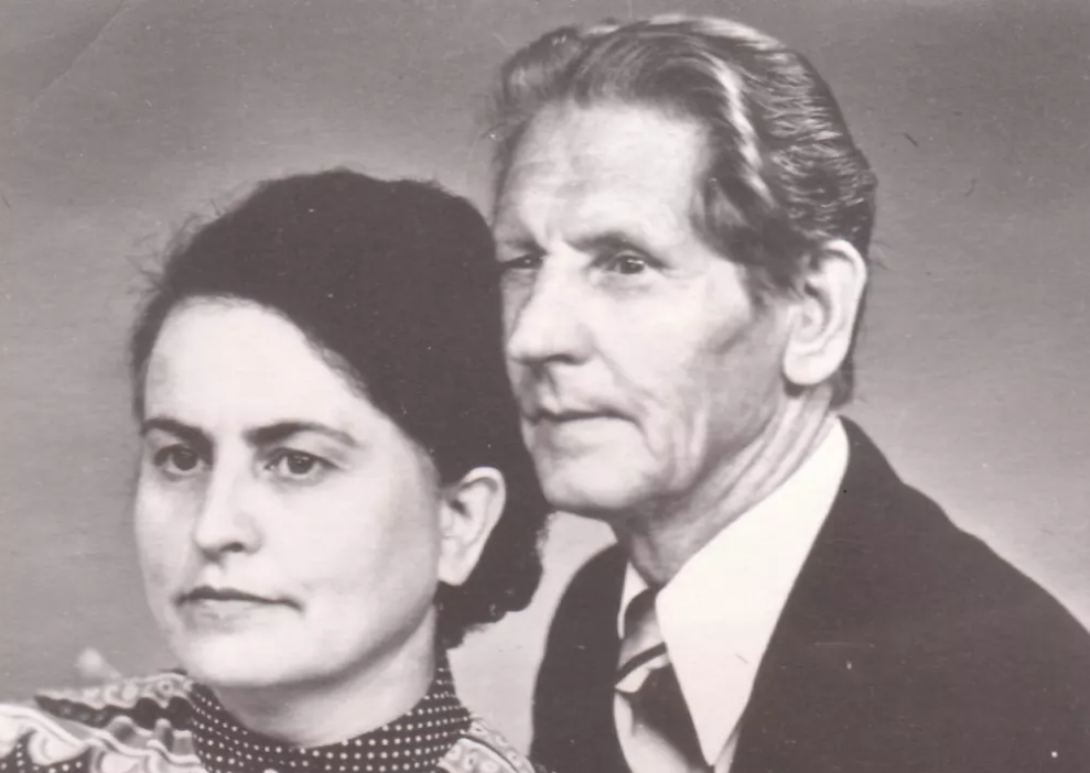 На илл.: Поэт Василий Дмитриевич Оглоблин с женой Надеждой Харитоновной Гречко