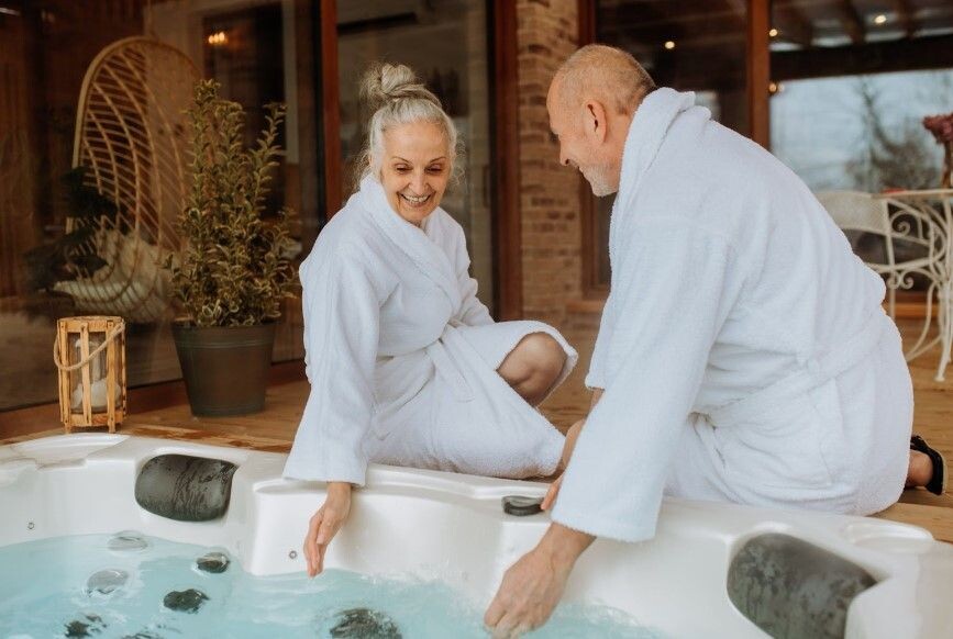 Сеансы в джакузи невероятно полезны для здоровья пожилых людей : они снимают мышечное напряжение, облегчают боли при артрите и улучшают сон. Это отличный способ поддержать общее самочувствие и расслабиться!