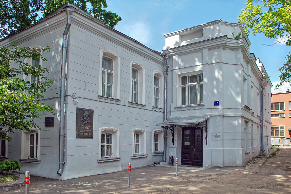 В особняке, последним владельцем которого был купец Михайлов, Жуковский с учениками работал с 1915 по 1920 годы.