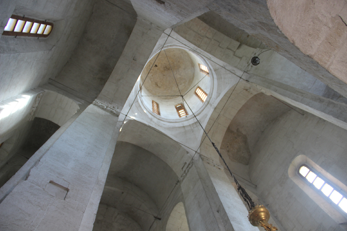 Рисунок 2. Паруса, расположенные на подпружных арках:
а) храм Покрова на Нерли, вид на паруса; 