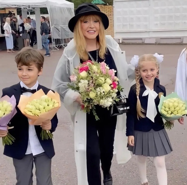 Алла Пугачева с детьми. Источник: kulturologia.ru