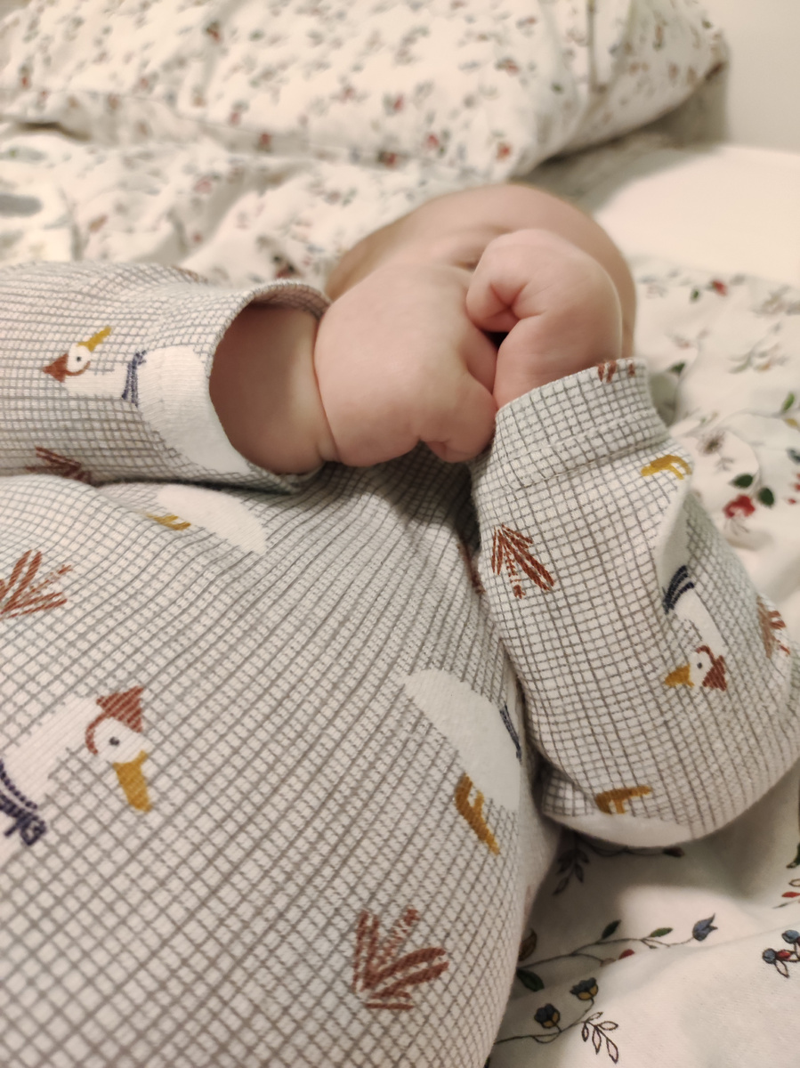 Не хочется фотографировать свой бардак на балконе, поэтому вот вам фото крошечных ручек) 