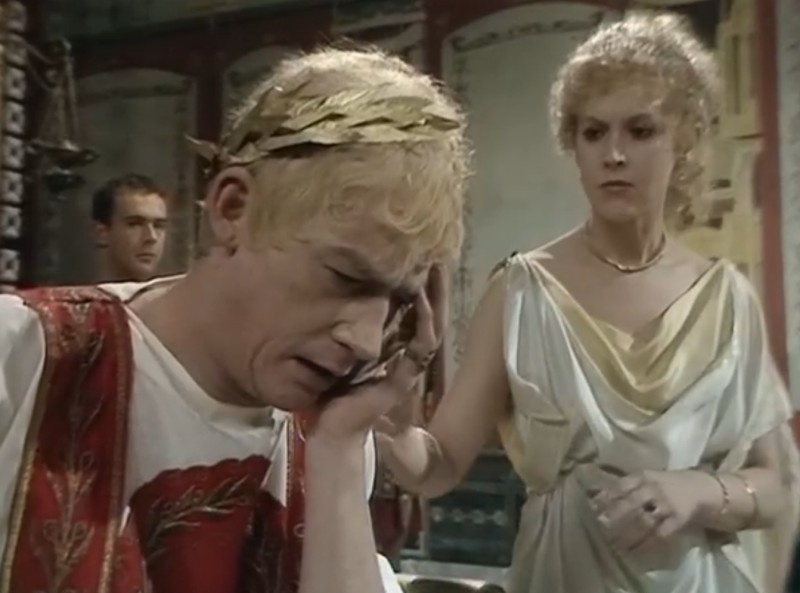 А это Калигула из фильма "Я, Клавдий" (1976).