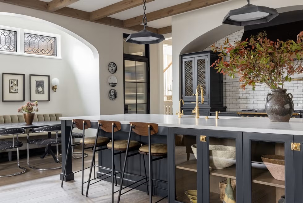 Кухонные острова со встроенными шкафами и полками 