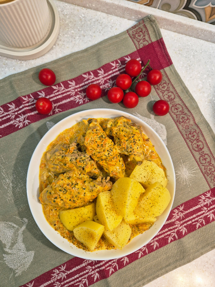 Кролик в сметане с морковью 