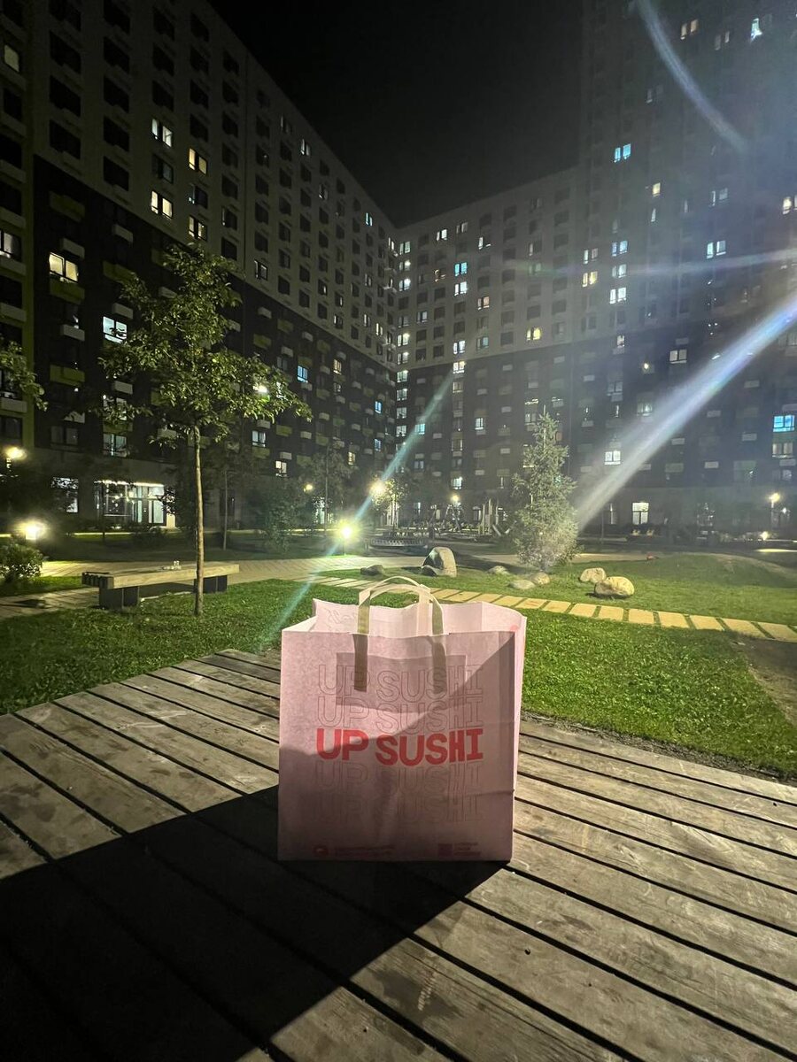 В воскресень устроил себе последний летний вечерний пикник в 2025 году -  сервированный роллами и  суши, во дворе своего дома.  Московская область, р.п. Дрожжино. Последний день лета, 31 августа 2025. Из личного фотоархива автора. 