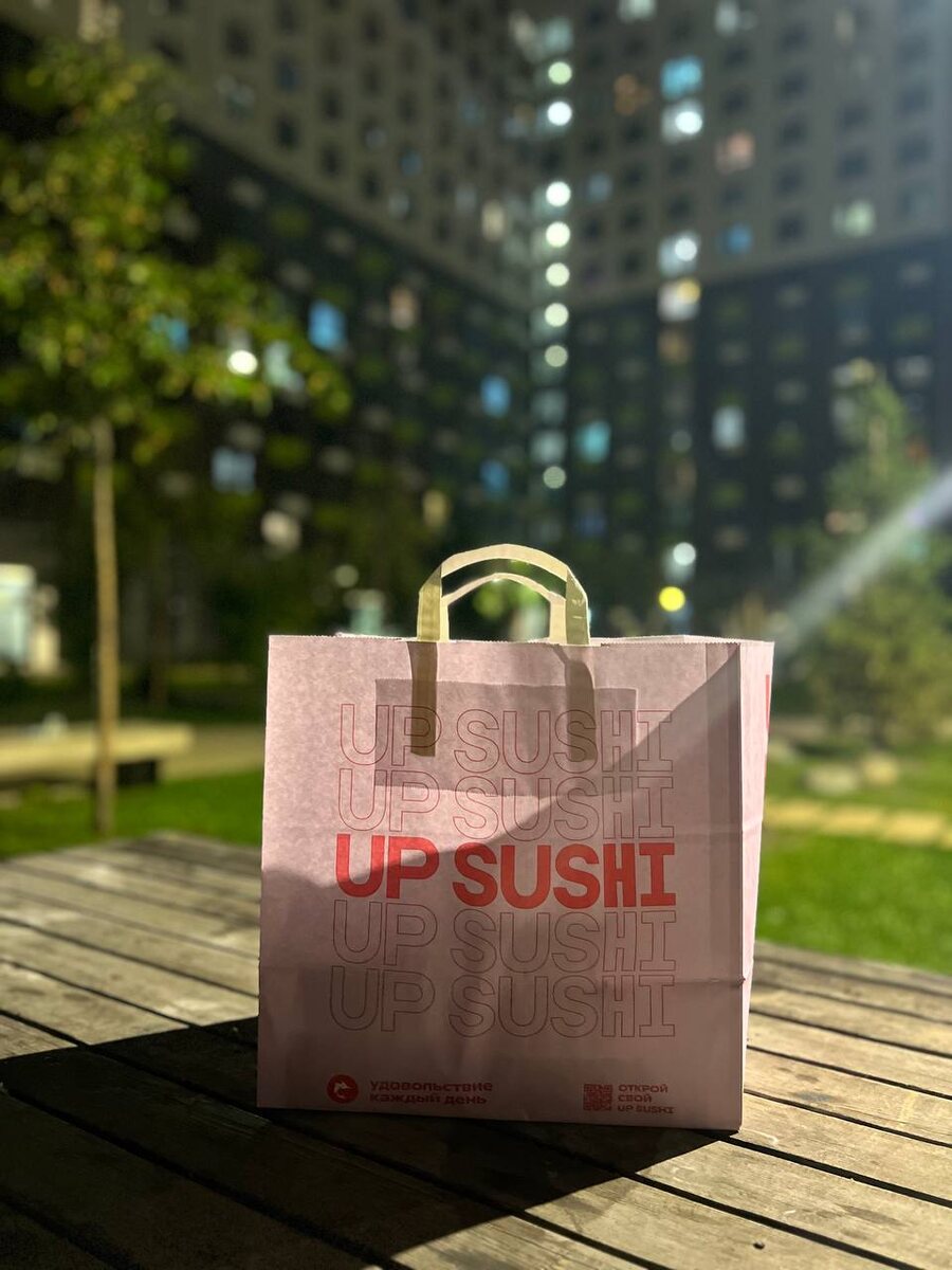 В воскресенье устроил себе последний летний вечерний пикник в 2025 году -  сервированный роллами и  суши, во дворе своего дома.  Московская область, р.п. Дрожжино. Последний день лета, 31 августа 2025. Из личного фотоархива автора. 