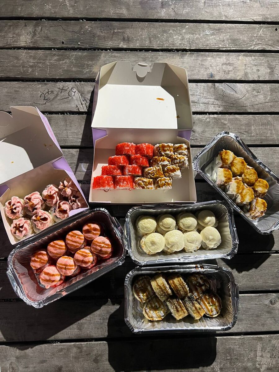 В воскресенье устроил себе последний летний вечерний пикник в 2025 году -  сервированный роллами и  суши, во дворе своего дома.  Московская область, р.п. Дрожжино. Последний день лета, 31 августа 2025. Из личного фотоархива автора. 