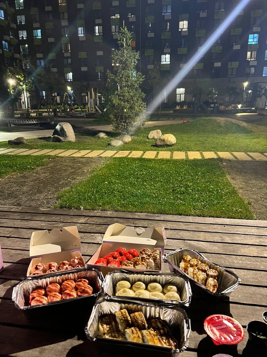 В воскресенье устроил себе последний летний вечерний пикник в 2025 году -  сервированный роллами и  суши, во дворе своего дома.  Московская область, р.п. Дрожжино. Последний день лета, 31 августа 2025. Из личного фотоархива автора. 