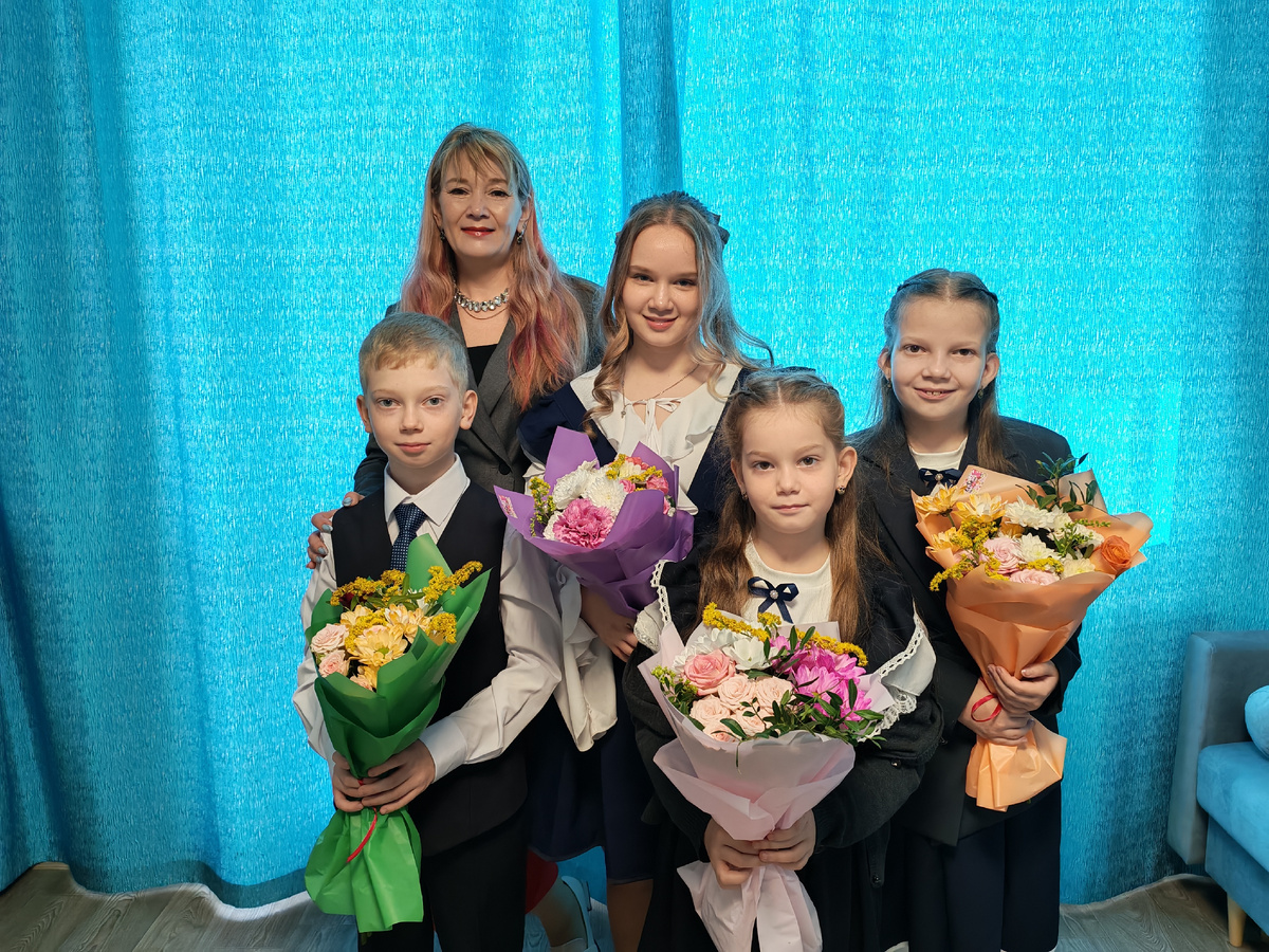 Собираемся на линейку в честь Дня знаний. Фото из личного архива. Про нашу жизнь