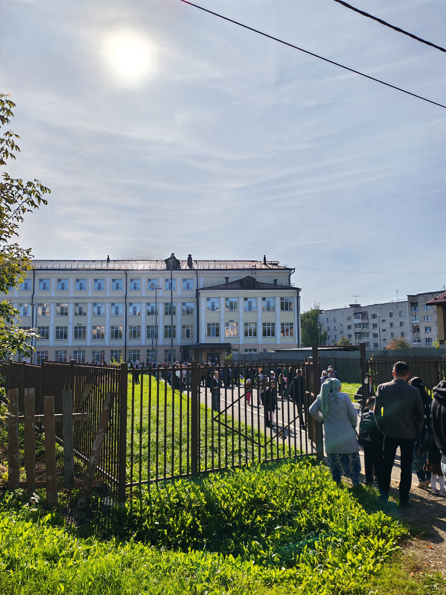 Наша новая школа. К началу праздничной линейки народу вам больше