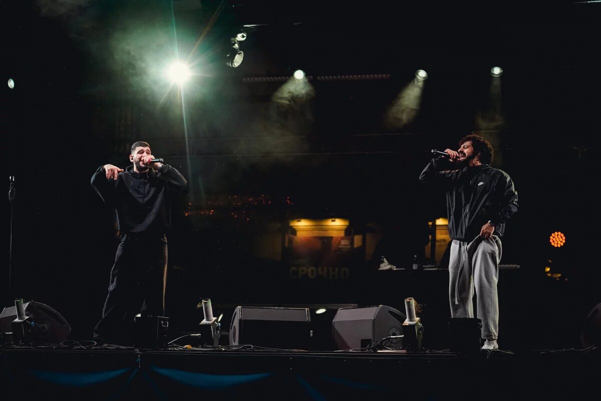    В Тюмени ярко отметили День знаний на Площади 400-летия с JAKONE & A.V.G.