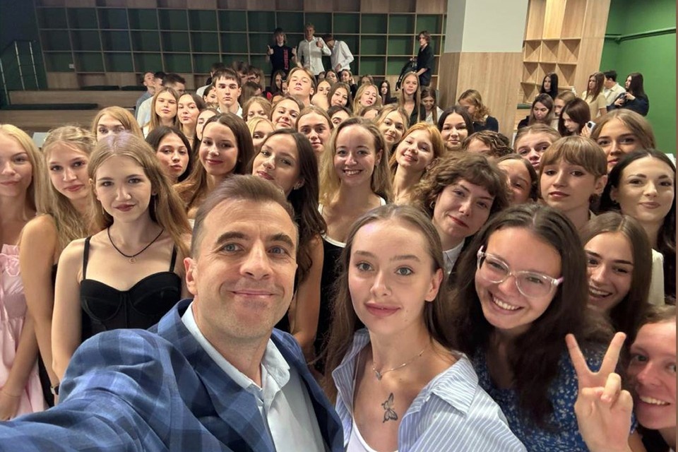    Преподаватель экономического факультета Киевского национального университета имени Шевченко Андрей Длигач опубликовал фото первого курса, на котором видно, что подавляющее большинство учащихся - девушки