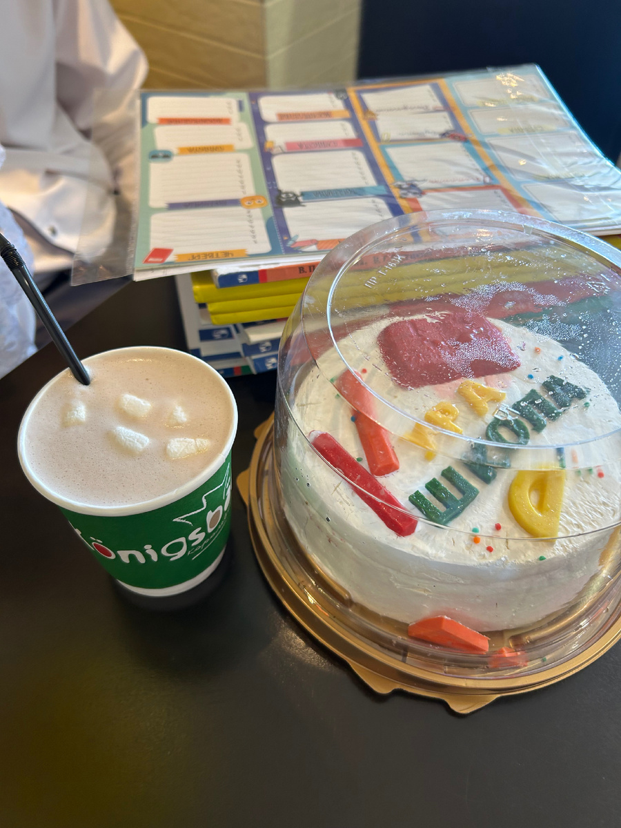 В Кенигсбекере 1 сентября продавали вкусные торты :)