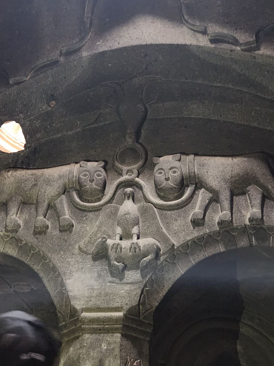 Баральеф из храма Гегард в Армении