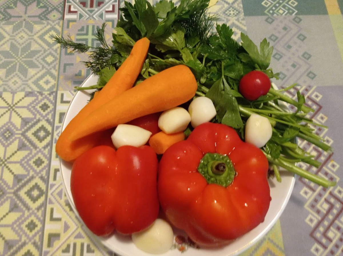 Морковка мелковата, поэтому несколько штучек.