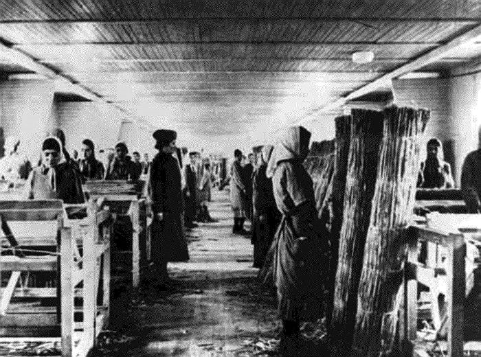 Женщины заключенные работают под присмотром надзирательницы