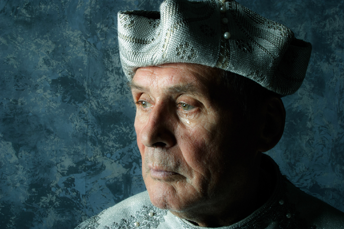 Александр Титович Перцев в костюме из спектакля Нины Чусовой "Тартюф". Фото Олега Черноуса. 2004 г.