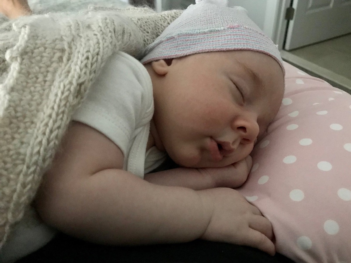       Я думала, что "Кукареку, петушок" - игровая, хороводная песня. А потом услышала,как моя дочь поет ее своему сыночку, укладывая его спать. И открылась новая, "колыбельная" сторона этой песни. Оказывается, ее можно петь совсем по-другому: нежно, ласково, тихонечко...И какая изумительная, необычная и непривычная мелодия! Мне она напоминает скорее восточные напевы, чем славянские. В ней будто звучат отголоски татаро-монгольского ига. За 300 лет  их культура вольно-невольно наложила отпечаток на нашу.