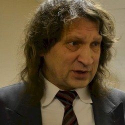    — Я знаю лишь о том, что программа по предмету «История» меняется, будут постепенно вводиться новые учебники: с этого года в 5—7-х классах, а со следующего — их введут и в 8—9-х классах, — ответил на вопрос «Реального времени» о планах переподготовки для учителей директор казанской школы «СОлНЦе» Павел Шмаков. — Это я знаю. А про переподготовку я впервые слышу. Более того, только что прошли августовские совещания — республиканское и городское. Если бы о курсах переподготовки было что-то известно, то нам бы об этом на них сообщили, но ничего такого не звучало.