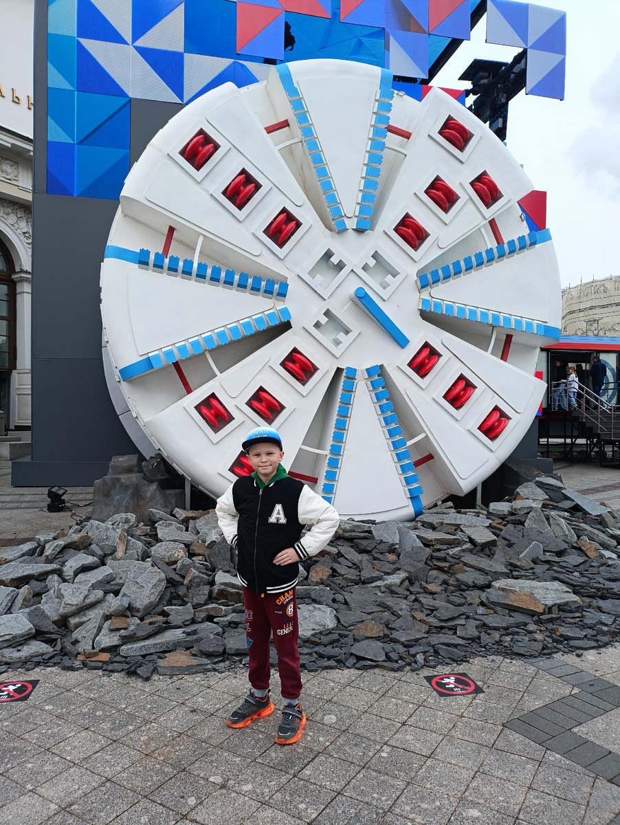 Тоннелепроходческий щит(фото автора). 