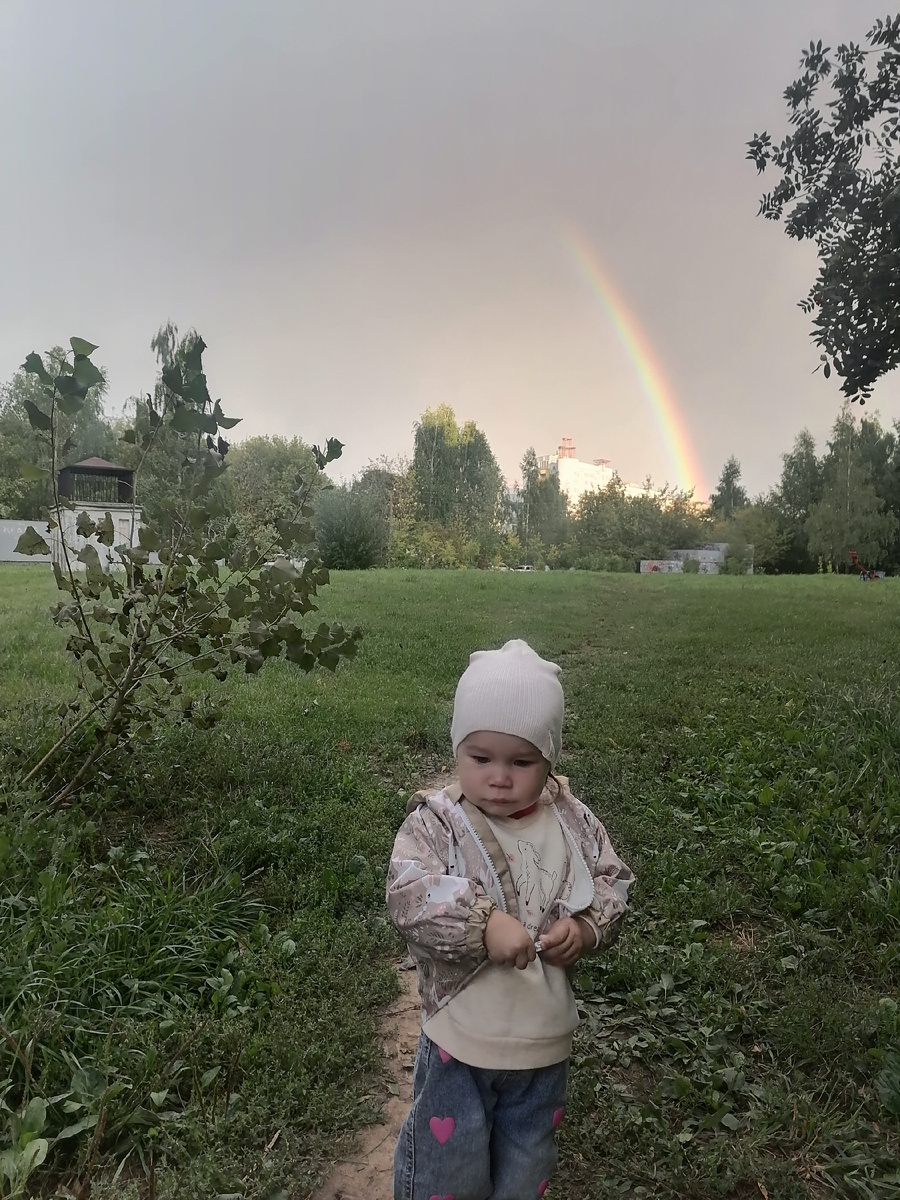 Удалось сфоткать на фоне радуги