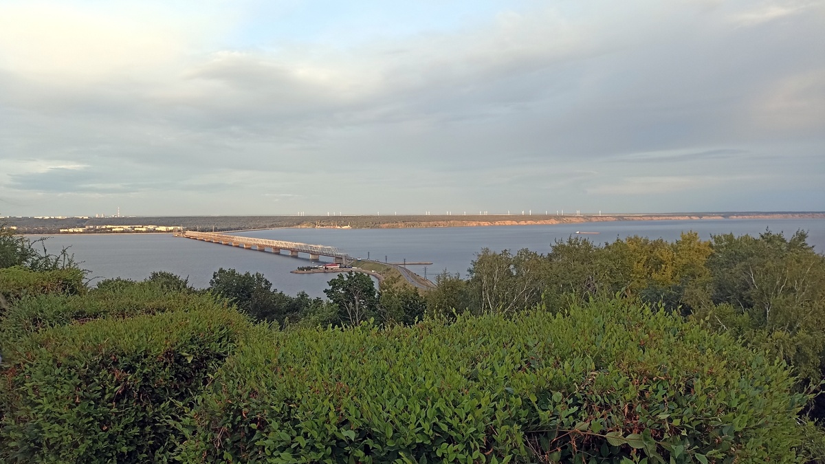 Вид на Волгу из центра Ульяновска. Там вдалеке Заволжский район