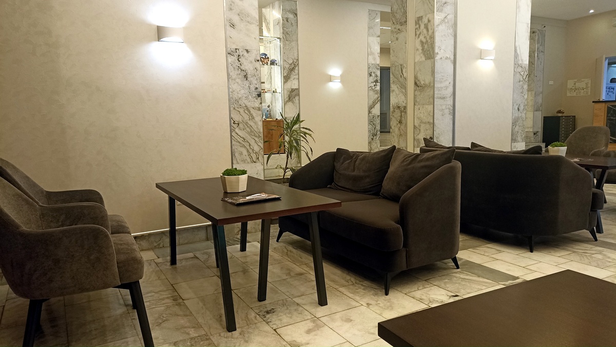 Рядом со стойкой регистрации есть уютный холл