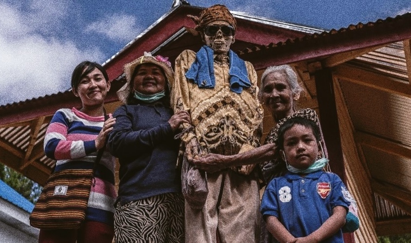 Откапываем бабушку и идём на праздник: традиция Манене