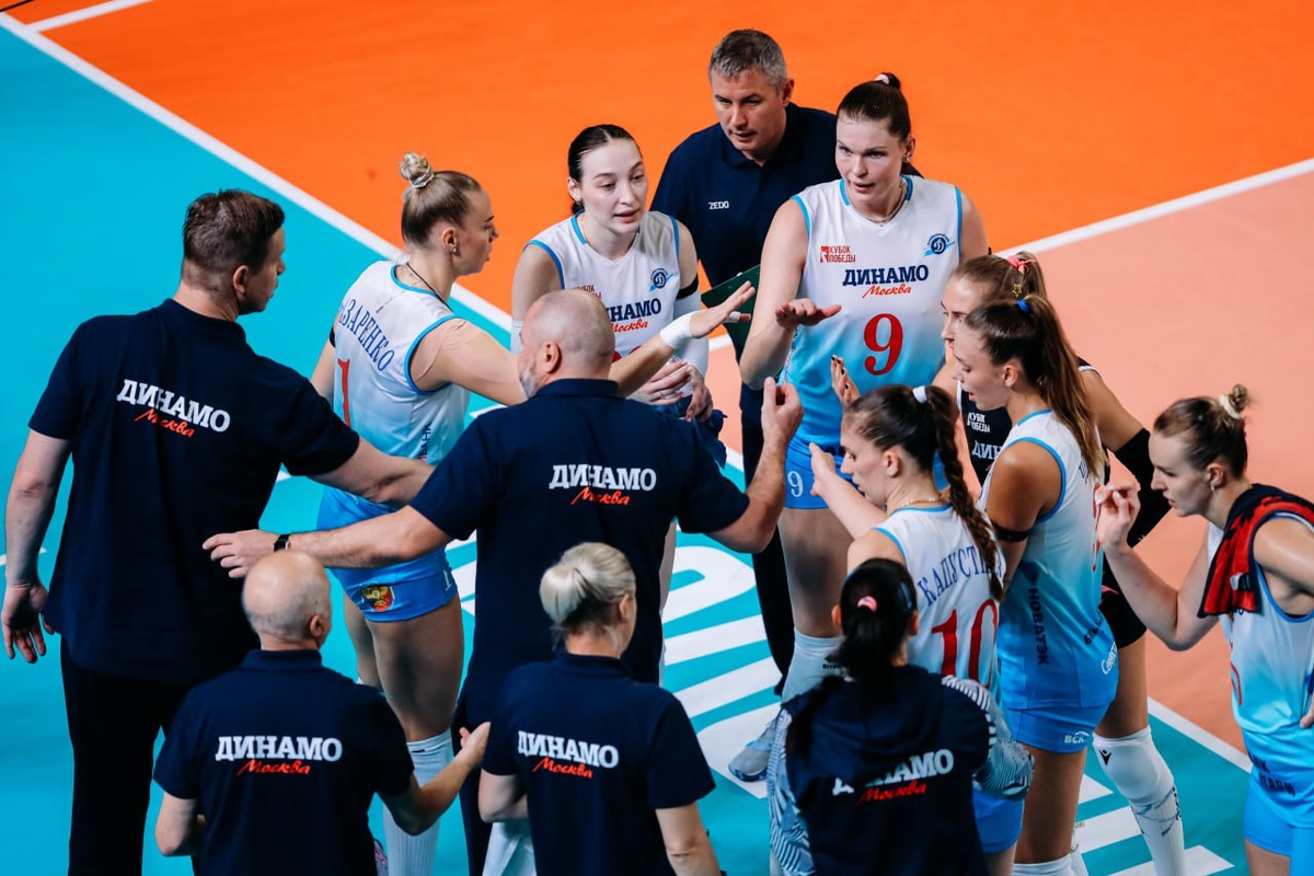 Новый тренерский штаб "Динамо" во главе с Ришатом Гилязутдиновым ( в центре) , похоже, определился с обоймой основных игроков на данный этап сезона