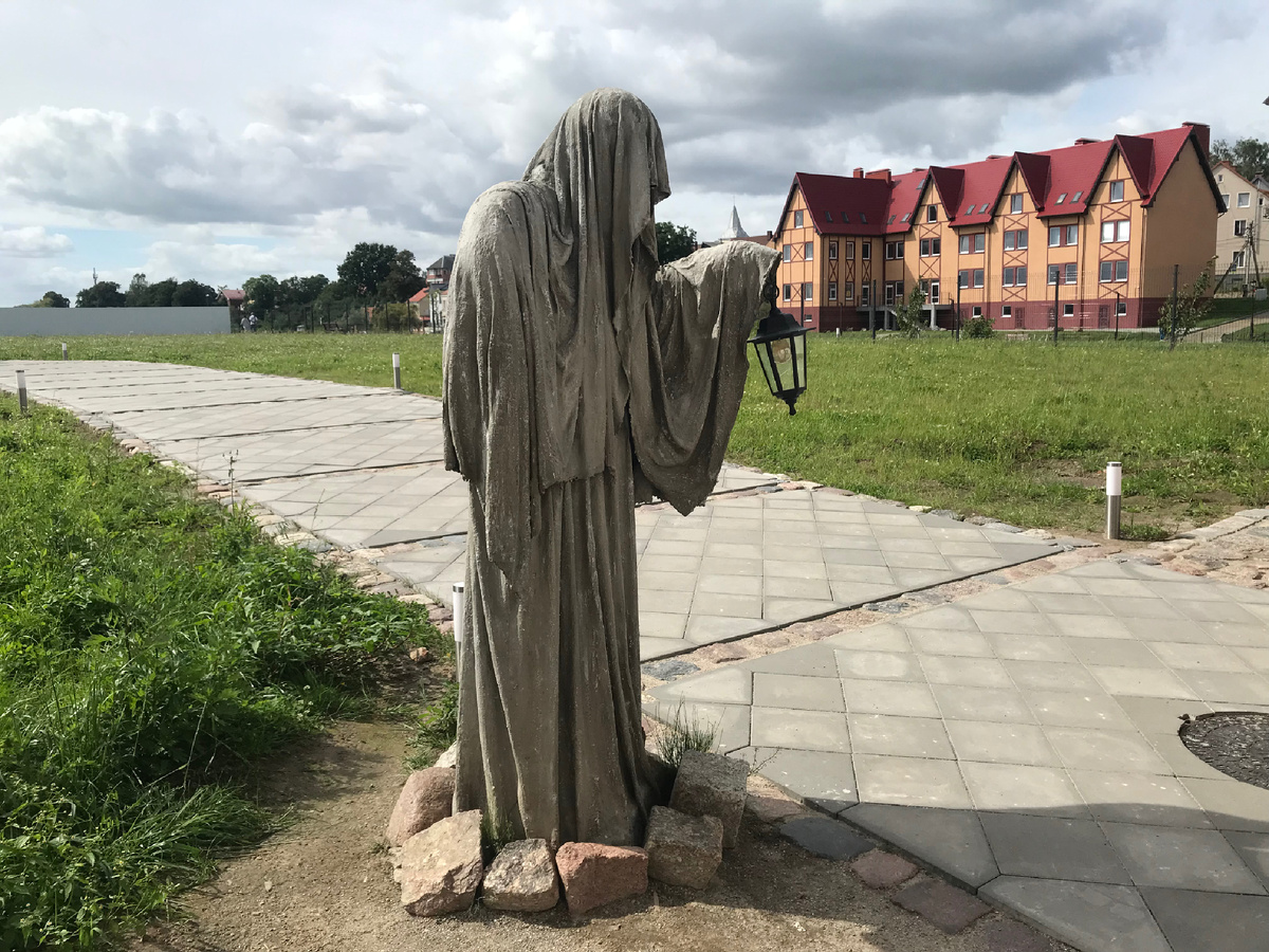 Безликий на территории замка Тапиау. Фото автора