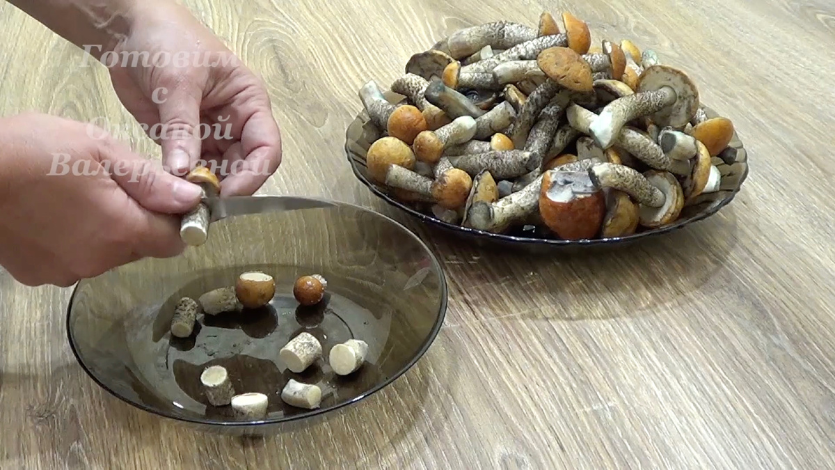 Чистим, моем, нарезаем грибы