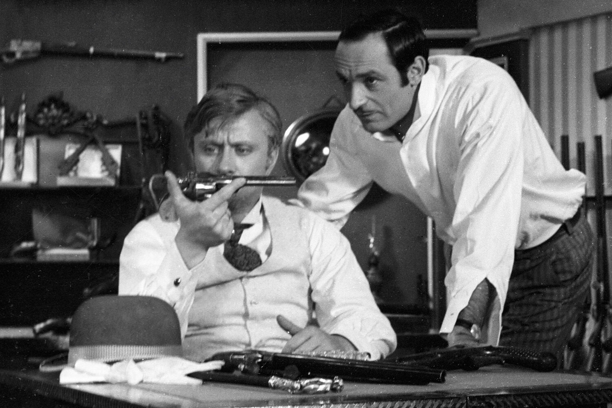 Актеры Андрей Миронов (слева) и Валентин Гафт (справа) в фильме "Мститель", 11 октября 1969 года ©Пищальников/РИА Новости  📷